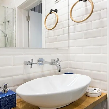 Plum Guide - Decameron Apartment Lisbon
